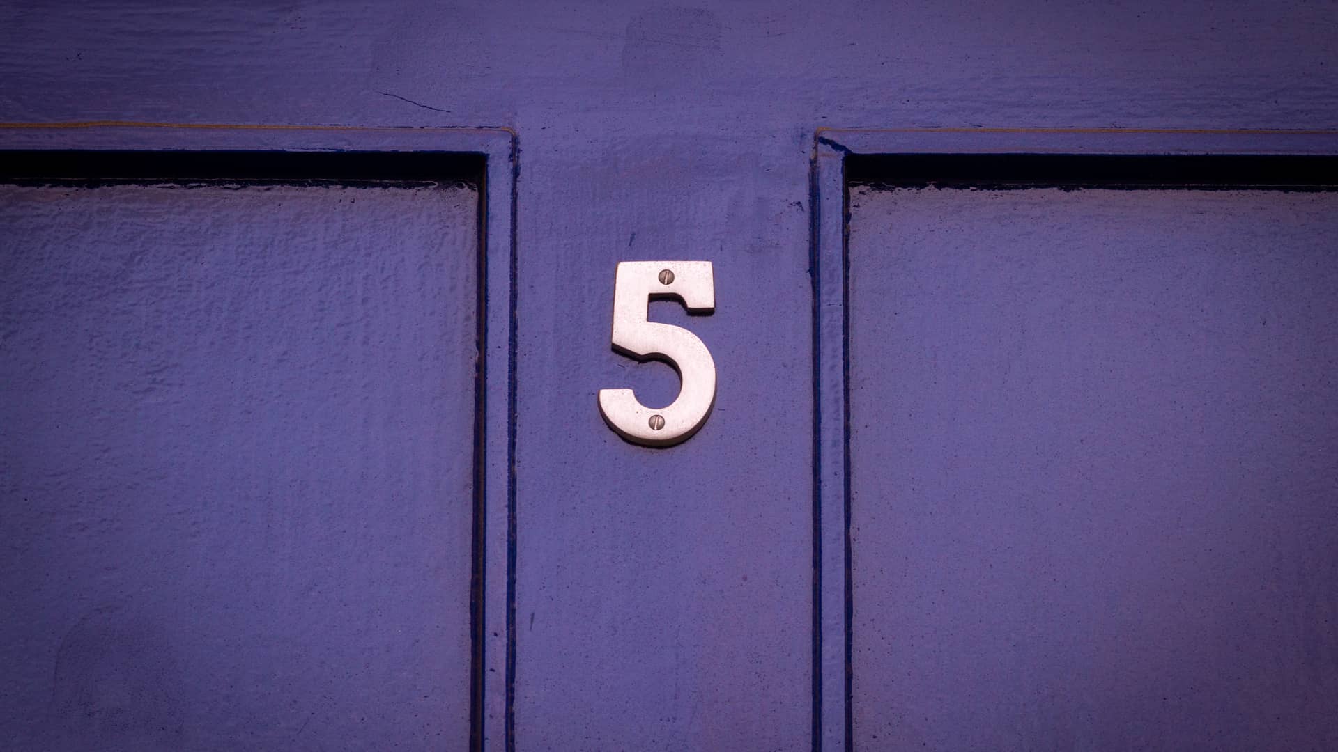 una puerta de madera con el numero 5 que indica el canal 5 en vivvo gratis en television una puerta de madera con el numero 5 que indica el canal 5 en vivvo gratis en television